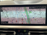 BMWのナビゲーションは操作性も良く、詳細な地図情報と交通状況を見やすく表示し、快適なドライビングをサポートしながら目的地までナビゲートします。