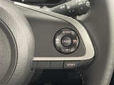 【レーダークルーズコントロール】従来のクルコンの機能に加え、先行車に接近すると、安全な車間距離を保ちながら先行車の車速に合わせ追従するシステム。