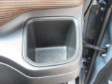 運転席側の手の届きやすい位置にもドリンクホルダーが付いています。