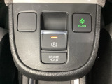 セレクトレバーの下に電子制御パーキングブレーキがあります。スイッチひとつで、停車した地点の傾斜などをシステムが検知・判断してブレーキ力を自動的に制御し、しっかり停車できるパーキングシステムです。