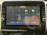 多彩な機能を搭載したオーディオシステム。CDやBluetooth、USBなど、様々なメディアに対応し、快適なドライブをサポートします。情報も一目で確認できます。