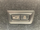 電動パワーゲートです。開閉がボタン1つで開け閉め行えます。また、状況に応じてのトランクハッチ開閉量を簡単に設定可能です。スマートオープナーも便利な機能です。ぜひお試しください。
