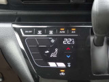 【オートエアコン】一度お好みの温度に設定すれば、車内の温度を検知し風量や温度を自動で調整。暑い&hellip;寒い&hellip;と何度もスイッチ操作をする必要はありません。快適な車内空間には必須の機能ですね♪