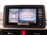 パノラマモニター映像:全周囲カメラでとらえた映像を車の後方と、車の真上から見下ろしたような映像を2画面で表示。駐車や切り返しが安心して行えます。