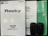 スマートキーは鍵をバッグに入れたままでもドアロックの開閉やエンジンのON・OFFができます。夜間や雨の日も鍵を探さなくて良いので便利です。