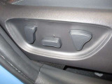 パワーシート搭載。微妙な調整が手軽にでき、ピッタリのポジションで運転することが可能です。