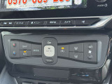 エアコンはオートエアコンです(^-^)温度調節も細かくできるので車内を快適な温度にできますよ(*^^*)人気の装備です☆