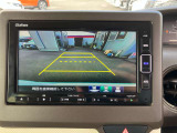 【バックモニター】ギヤをリバースに入れれば車内モニターに後方の様子を映し出し安全確認ができて便利!!