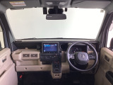 運転席は、大きな座面と包み込むような背もたれがドライバーの身体全体をしっかり支えます。上質なシート素材と座り心地のよいクッションを採用し、長時間の運転やコーナーの多い道も快適です