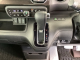足元スッキリ、インパネシフトです。パーキングブレーキはフットブレーキタイプなので、運転席と助手席の間がスッキリしています。