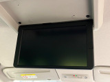 【フリップダウンモニター】大画面モニターで後席でもエンタメをお楽しみいただけます。小さなお子様にも大人気の装備です♪