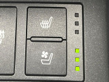 【シートヒーター&ベンチレーション】夏場は涼しい風でお尻や背中の熱やムレを防ぎ、冬はエアコンよりも早く温まってポカポカに!季節を問わず快適に過ごせます。