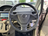 握りやすいステアリングで、運転操作をサポートします。運転席からの眺めも良く、運転に集中できます。