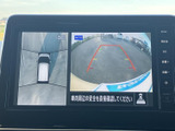 後方確認をサポートするモニターで、安全な運転に貢献。狭い道や駐車時にも、周囲の状況を把握しやすく、安心感を与えます。