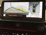 【パノラミックビューモニター】車を真上から見た状態をナビに映し出し、駐車時などをサポート☆クルマの斜め後ろなど、目が届きにくい箇所も確認できるため、いち早く障害物に気が付くことができます!