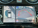 上空から見下ろしているかのような映像をディスプレイに映し出し、スムースな駐車をサポートします。画面は「トップビュー」のほか「サイドブラインドビュー」への切り換えが可能。ますます安心です