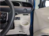 便利なカップホルダーを装備しています。 缶ジュースを開けて運転していると振動で倒れないかヒヤヒヤ、意外と置き場に困るもの。 意外に重要な装備ですね。