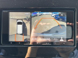 【アラウンドビューモニター】まるでクルマを真上から見下ろしたかのような視点で駐車をサポートします!クルマの斜め後ろや真横など、前後左右の4つのカメラの映像が合成されて、モニターに映し出されます。