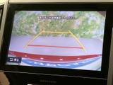 後方の状況を画面で確認できるので、駐車や車庫入れがより安全に行えます。狭い場所でも安心の運転をサポートいたします。