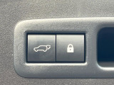 【パワーバックドア】スマートキーや運転席のボタンを押すだけでリアゲートが自動で開閉します!荷物を持っている時や、高い位置にあるバックドアを閉める際に便利な機能です♪