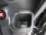運転席右側の手の届きやすい位置にもドリンクホルダーがあります。
