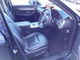運転席はまっすぐな姿勢でシートに座り、足を自然に伸ばして操作できる位置各ペダルを配するという理想的なレイアウトを実現しています!ぜひ一度MAZDAのドライビングポジションをご体感ください。