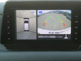 全周囲カメラで、クルマを上空から見下ろしているかのような映像を映し出します。周囲の状況がひと目でわかります!