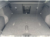奥行きの広いトランクルームは荷物を固定するためのフックや12V電源を備えるなど、使い勝手にも配慮されています。