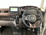 【ハンドル】運転にかかわる様々な操作を安全に行えるように視点移動が少なく操作性に配慮されたスイッチ類が凝縮されたコックピットです。