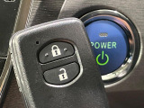 【スマートキー】カバンやポケットに入れたままでもドアの施錠・解錠が可能なスマートキーを装備。エンジンのオン・オフ時もカギを取り出す必要が無いからとっても便利です♪