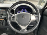 握りやすいステアリングで、運転操作をスムーズに行えます。運転の楽しさをより一層引き立てます。