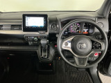 【ハンドル】運転にかかわる様々な操作を安全に行えるように視点移動が少なく操作性に配慮されたスイッチ類が凝縮されたコックピットです。