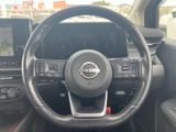握りやすい形状で、運転操作をサポート。オーディオやハンズフリー通話など、便利な機能も搭載されています。