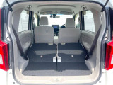 積み下ろしのしやすいデッキにはたっぷりと荷物を積み込んでいただけます。遊びから仕事まで、様々なシーンで頼れます♪