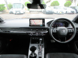 大きなフロントガラスで広々とした視界の運転席まわりです。