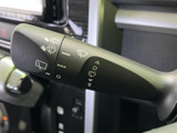 雨天時でもクリアな視界を確保。操作しやすいレバーで、快適な運転をサポートします。