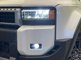 【LEDヘッドライト】悪天候や夜間走行時も良好な視界を確保し安心して運転できる高輝度LEDヘッドライトを装備!点灯速度が早く、消費電力も抑えられています。