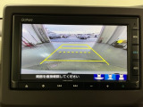 リバースギアに入れるだけで後方の表示へ切り替わります。夜間や雨の日の駐車も楽になりますよ。