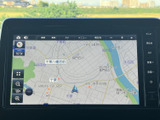 鮮明な地図表示で、目的地までスムーズに案内。分かりやすいインターフェースで、運転に集中しながらも確実なルート案内を実現しています。