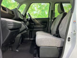 運転席からの視界は広く、運転操作もスムーズに行えます。操作しやすい位置に配置されたスイッチ類も魅力です。