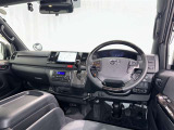 運転席まわりです。 各操作スイッチは使いやすい位置に配置されてます。