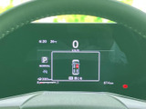視認性の高いメーター類で、運転に必要な情報をしっかり把握できます。安全運転をサポートする機能も充実。