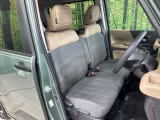 運転席まわりには十分なスペースがあり、大柄な方でもゆったり運転していただける環境です。