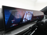 【カーブドディスプレイ】ドライバーに向かって湾曲した大型ディスプレイです。インフォメーションディスプレイとコントロールディスプレイが一体化しており、ドライバーの視覚的な操作性を向上させます
