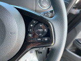 【アダプティブ・クルーズ・コントロール】予め設定した車速内でクルマが自動的に加減速。 前走車との適切な車間距離を維持しながら追従走行し、高速道路でのドライバーの疲労を軽減。「安全」をお求めください。