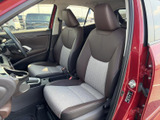 運転席からの視界は広く、運転操作もスムーズに行えます。シートの形状も工夫されており、体をしっかりとサポートしてくれます。