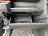 【グローブボックス】大容量のグローブボックスです!!車検証ケース他、日頃使う小物類の収納スペースもたくさんあります!