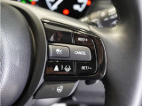 ◆アダプティブクルーズコントロール◆予め設定した車速内でクルマが自動的に加減速。前走車との適切な車間距離を維持しながら追従走行します。【LKAS】車線維持支援システムでステアリング操作を支援。