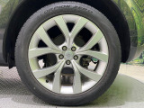 純正20インチアルミ『こだわりを持ってモデル別にデザインされています。しつこい鉄粉や錆に高い効果を発揮する「ホイールコーティング」の施工も受付中!お気軽に担当営業までご相談ください。』