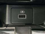 USB電源ソケットが前席中央にあり、便利に使えます☆